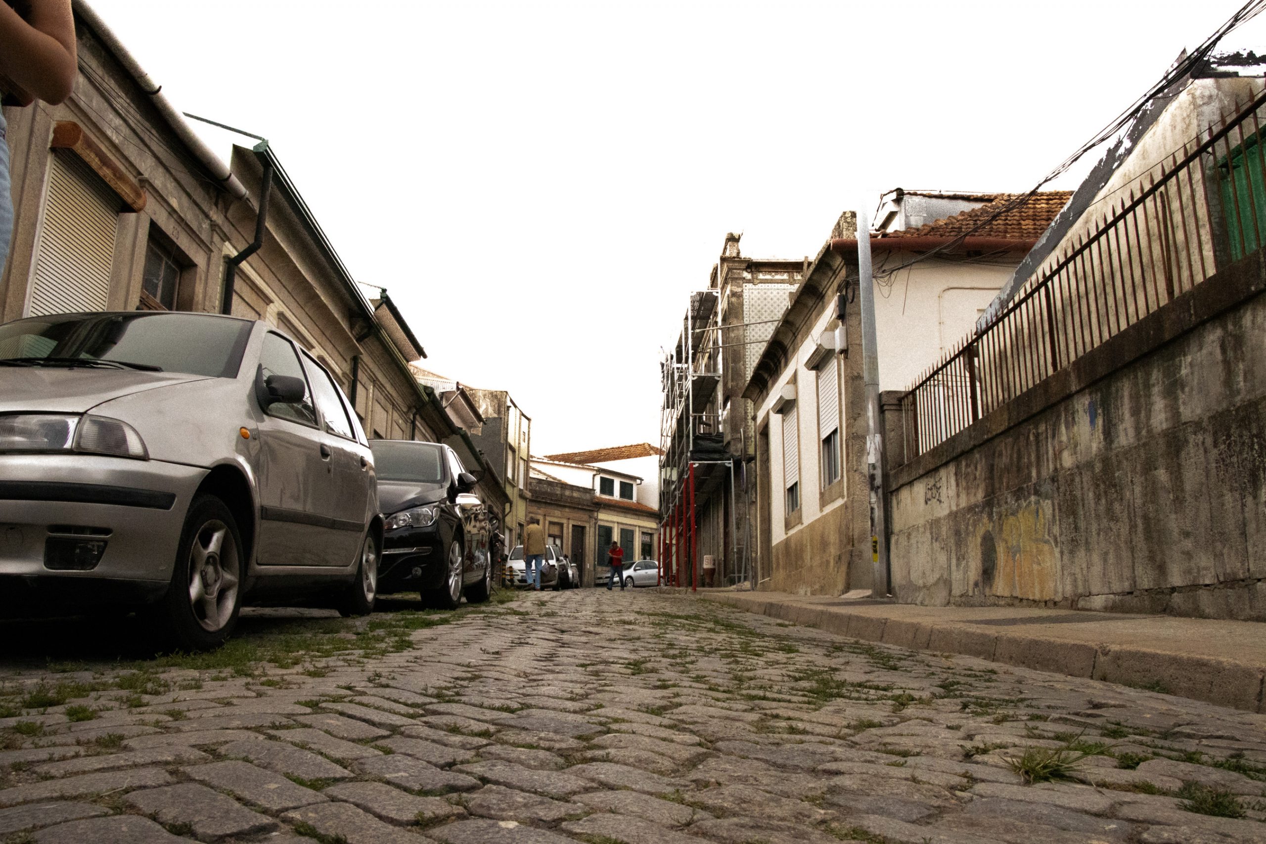 Ruínas e negócios locais são coordenadas de um lado mais invisível da Rua Justino Teixeira
