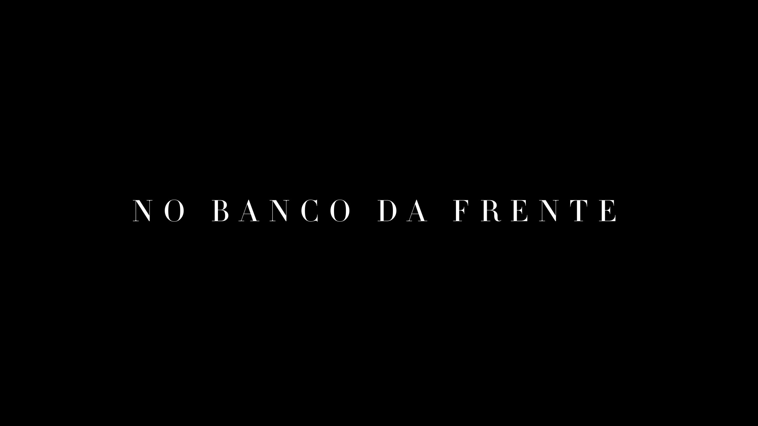NO BANCO DA FRENTE